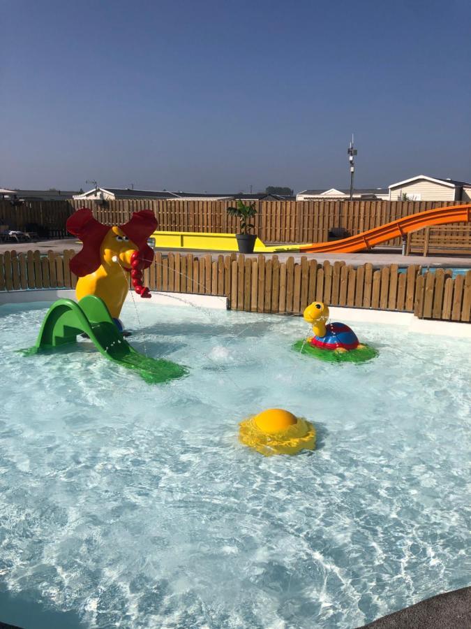 Camping La Garenne De Moncourt رو المظهر الخارجي الصورة