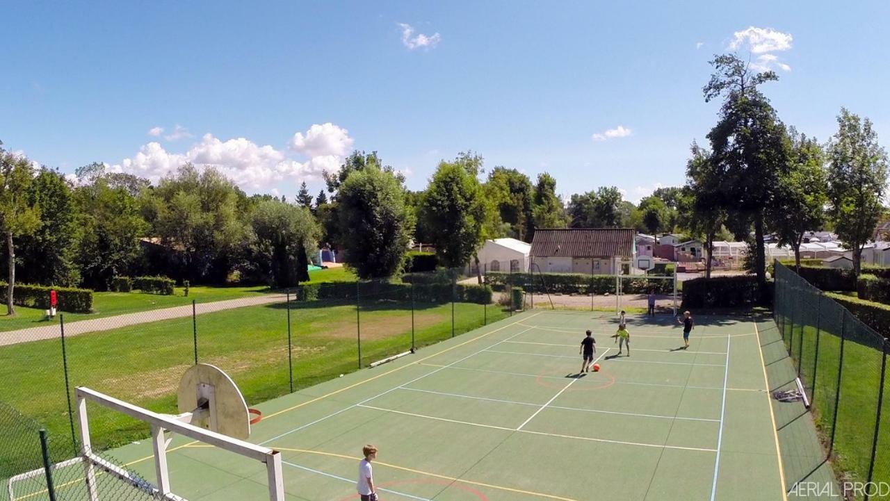 Camping La Garenne De Moncourt رو المظهر الخارجي الصورة